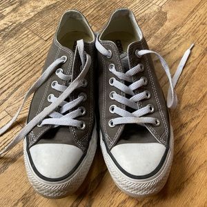 Converse - classic style! (Like-new condition)